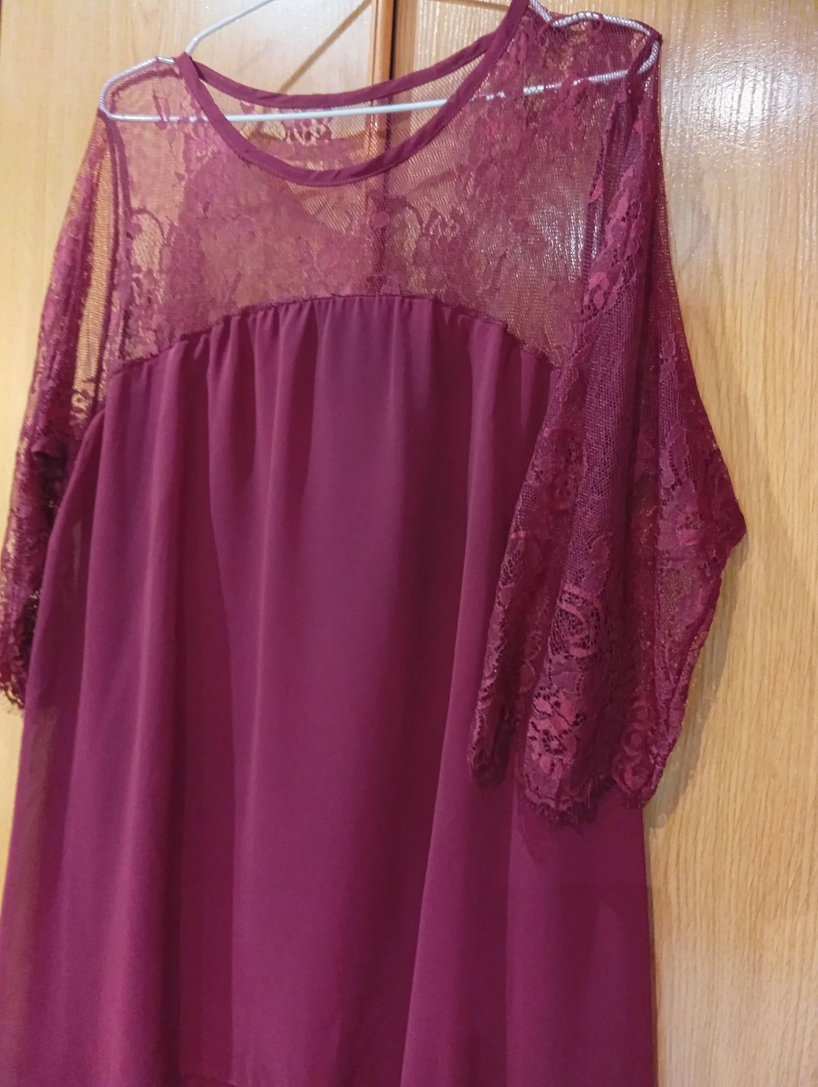 Vestido bordô lindo com detalhes delicados em renda e uma sobreposição fluida de chiffon – photo 4